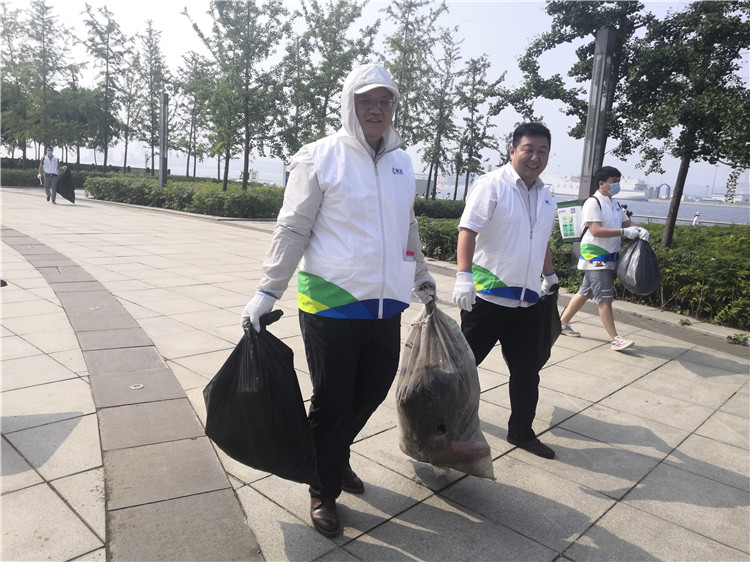 大连公司携手救援队海洋垃圾清理义工活动 (6).jpg